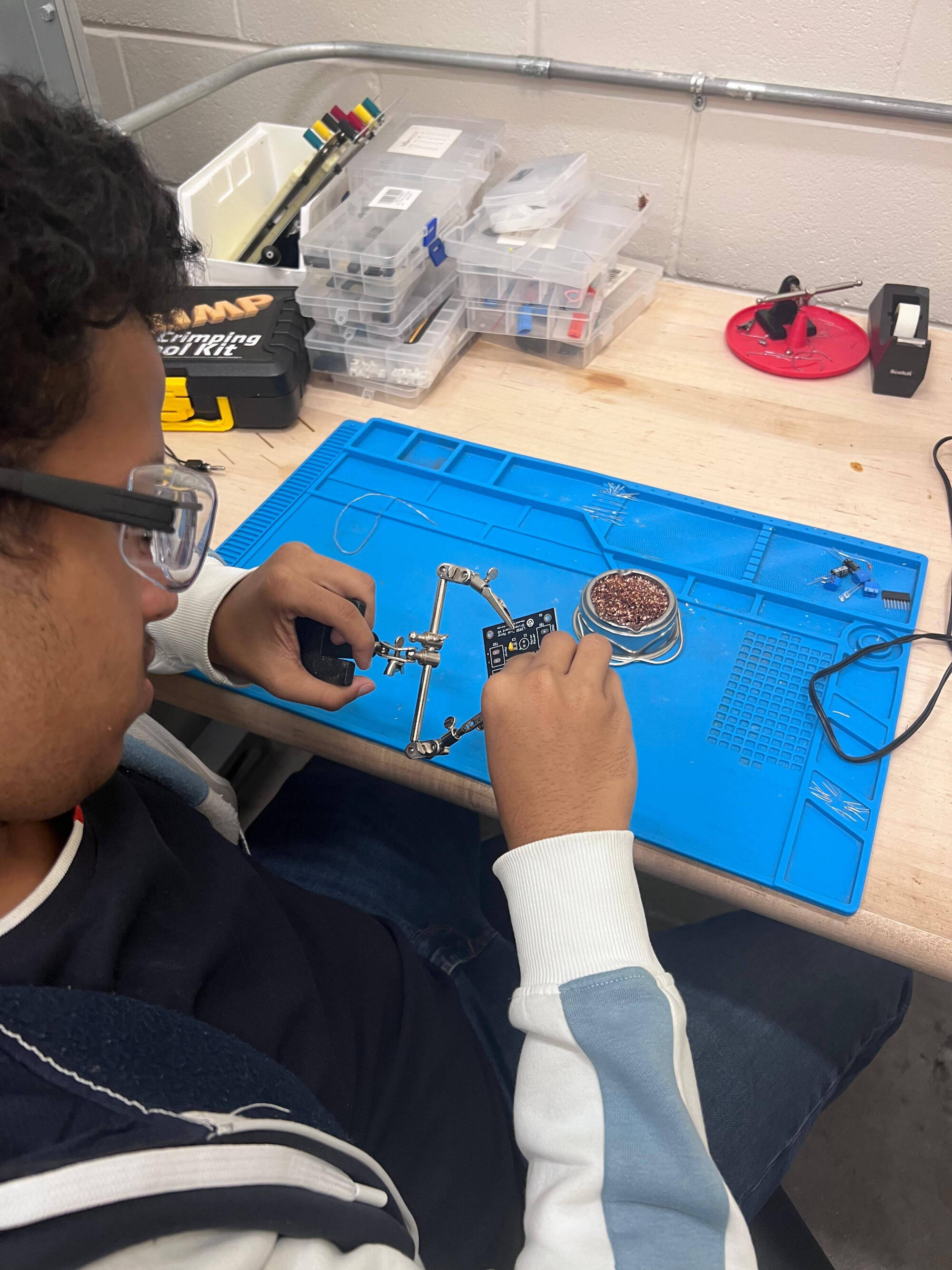 GLEE participant works on his project